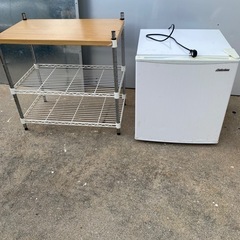 スチールラックと冷蔵庫
