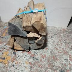 広葉樹の薪の画像