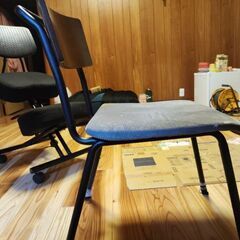 【無料】オフィスチェアとデスクチェアのセットお譲りしますの画像