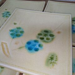 未使用　瀬戸焼（せともの起源）赤津焼　綺麗な貫入！四方皿大１枚小５枚　木箱ありの画像