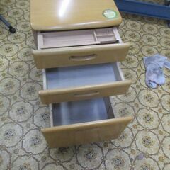 値下げしました！引っ越し処分中！平机の下に置く引き出しチェストの画像