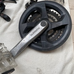 クロスバイクから外した部品＋8速スプロケットの画像