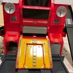 【値下げ】トミカタウン 無線でピピッと出動指令!変形ファイヤーステーションの画像