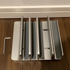 縦置きノートパソコンスタンド 縦置きスタンドの画像