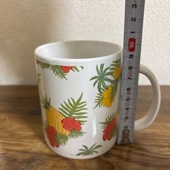 【新品 ワンコイン】Hawaiiロゴとパイナップルが描かれたマグカップの画像