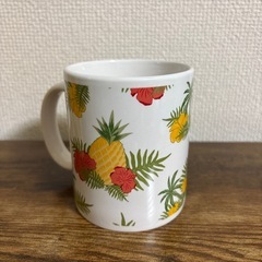 【新品 ワンコイン】Hawaiiロゴとパイナップルが描かれたマグカップの画像