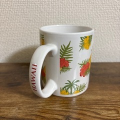 【新品 ワンコイン】Hawaiiロゴとパイナップルが描かれたマグカップの画像