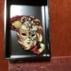 ベネチア　仮面ブローチ