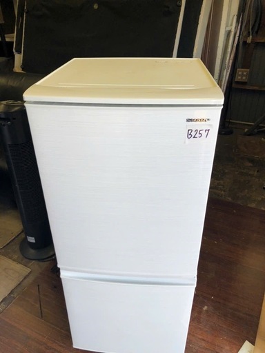 NO B257?福岡市内配送設置無料✨?SJ-D14E-W 冷蔵庫 ホワイト系 [137L /2ドア /右開き/左開き付け替えタイプ]