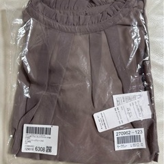 新品　フリル衿シフォンタックブラウス（半袖）　レディッシュグレー