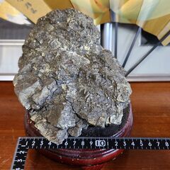 パイライト 原石 木製スタンド付き 縁起物 の画像