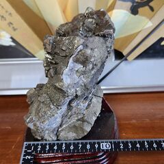 パイライト 原石 木製スタンド付き 縁起物 の画像