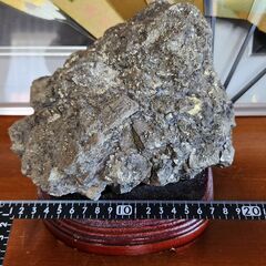 パイライト 原石 木製スタンド付き 縁起物 の画像