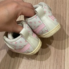 ASICS ベビーシューズ 花柄 ベルト式の画像