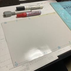 あると便利　薄型ホワイトボードとペン３本
