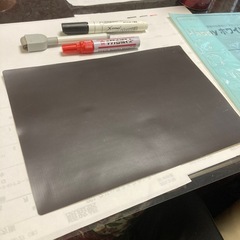 あると便利　薄型ホワイトボードとペン３本の画像