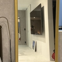 ゴールドの枠の豪華な姿見