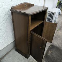 レトロな中古キャビネットの画像