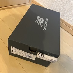 ニューバランス　靴箱　23.0cm 中の包装紙付き