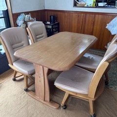 お話中　テーブル　椅子　の画像