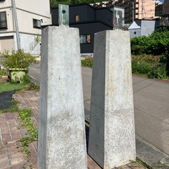 束石(羽子板付き) ×2個　高さ60cm
