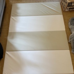 ケラッタ 折りたたみプレイマット 160x120cm ベージュ・ホワイトの画像