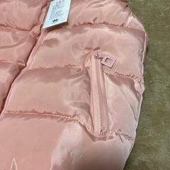 新品タグ付き フード付きダウンベストの画像