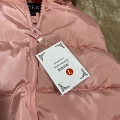 新品タグ付き フード付きダウンベストの画像