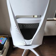 ゲーミングチェア　白の画像