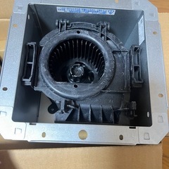 東芝 ダクト用換気扇 ≪ツインエアロファン≫ ルーバーセットタイプ 低騒音形 スタンダード格子タイプ サニタリー用 鋼板ボディ 接続ダクトφ100mm 埋込寸法175mm角 DVF-T10Lの画像