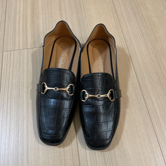 【年内処分】レディース黒の帽子と靴のセット バケハ 麦わら帽子 ローファー ほぼ未使用の画像