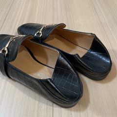 【年内処分】レディース黒の帽子と靴のセット バケハ 麦わら帽子 ローファー ほぼ未使用の画像