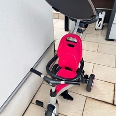 BMW製のピンクの三輪車、調整可能なハンドル付き。の画像