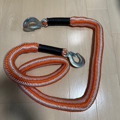 オレンジと白の頑丈な牽引ロープ