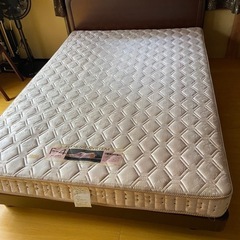 シンプルなダブルベッド