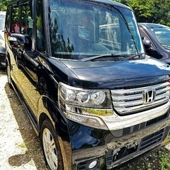 ルーフキャリア搭載のホンダN-BOXカスタムの画像