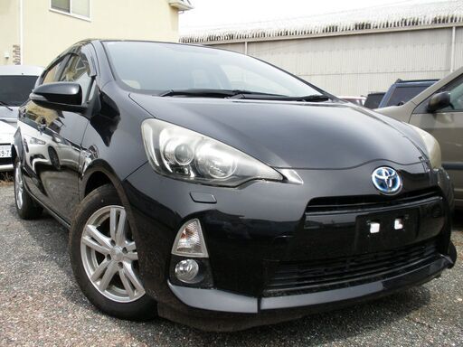 燃費クラス最高大人気アクア人気のブラックメタリック