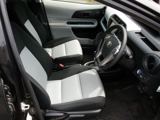 燃費クラス最高大人気アクア人気のブラックメタリック