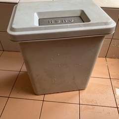蓋つきゴミ箱の画像