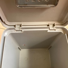 蓋つきゴミ箱の画像