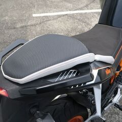 KTM　390 Duke（390 デューク）　2015年式　車検2027年（令和9年）4月　LUIMOTO（ルイモト)のシートカバー・グリップヒーター・ハンドルガード・ラジエターガード付き　走行距離 23110Kmの画像