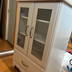 ガラスキャビネット