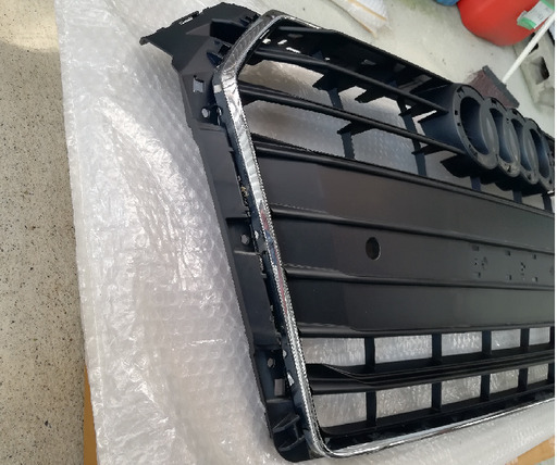 アウディA4(8W)TFSI　純正フロントグリルとナンバープレート用板