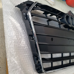 アウディA4(8W)TFSI 純正フロントグリルとナンバープレート用板