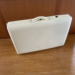 折りたたみマッサージベッドの画像