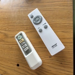 電球カバーとリモコンの画像
