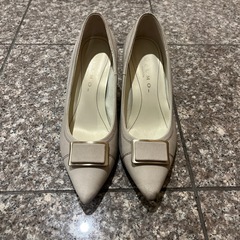 グレージュパンプス
