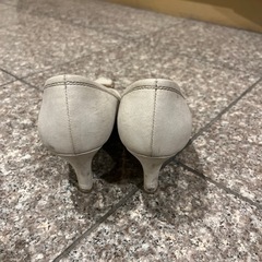 23.5センチ　グレージュパンプス の画像