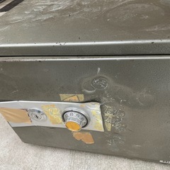 壊れた金庫