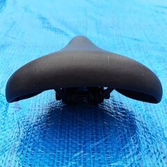 自転車 サドル 接地面少なめのスポーツ仕様 サドル固定金具有りの画像